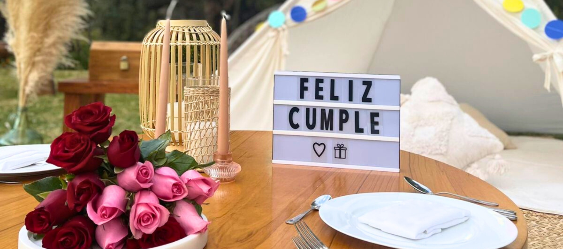 Montaje de Luxury Picnic estético con tabla de quesos y vino en los jardines de Hacienda Compostela.