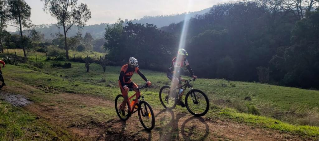 Persona recorriendo las Peñas de Dexcani en bicicleta de montaña con guía profesional de Raíces México.